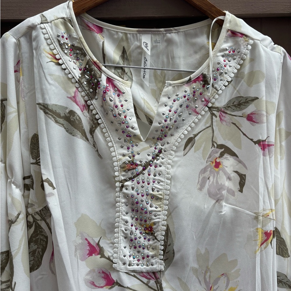 ⭐️ LAST CHANCE ⭐️ Floral Top with Bell Sleeves Sz L - EUC